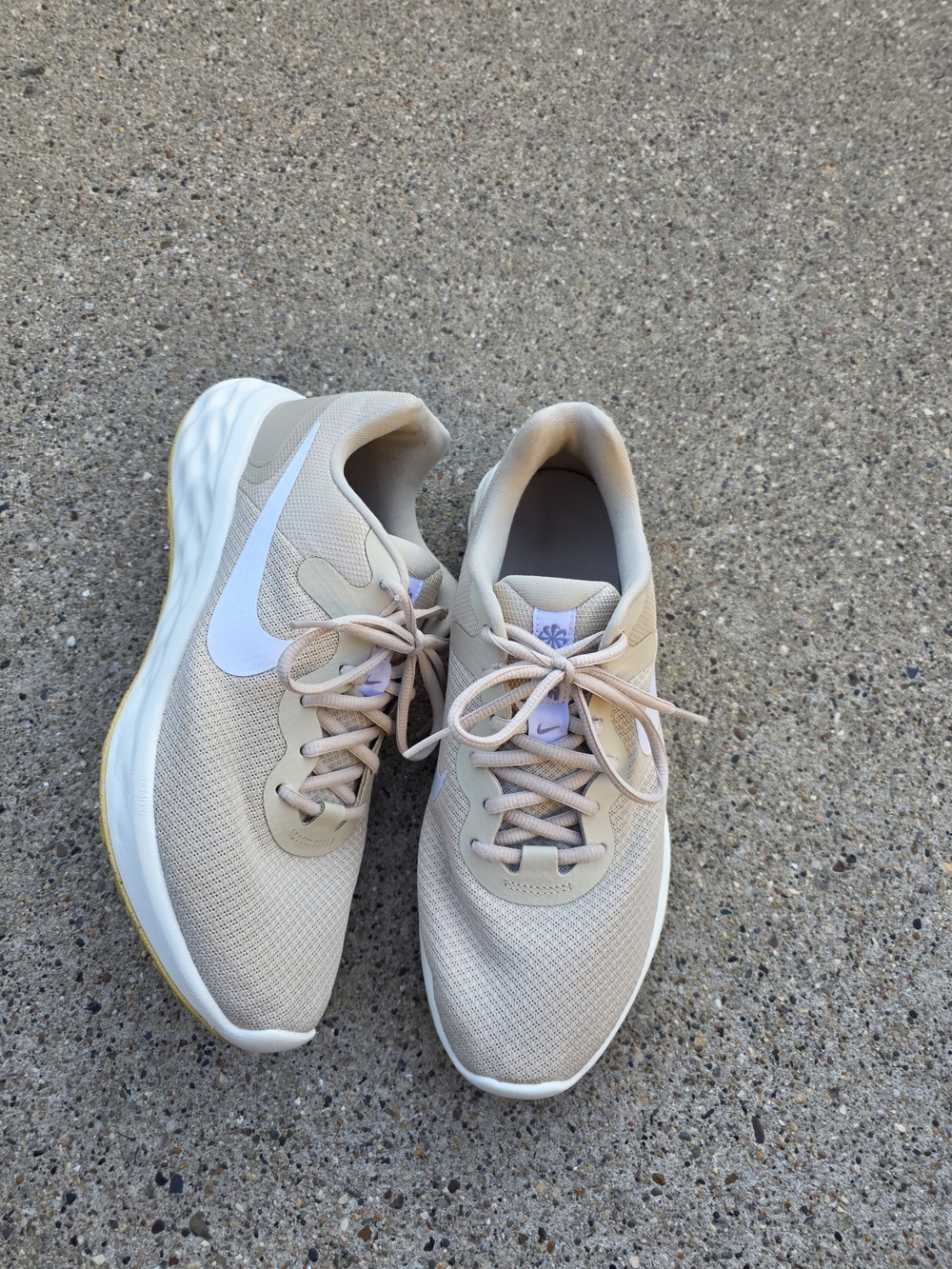 Nike Women's Beige Lightweigt Sneaker  Size 10.5 - Picture 1 of 15